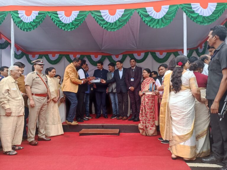 Asha Hospital - Asha Hospital Kamptee honored with the award as the best hospital of the state government